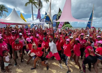 Octobre Rose en Guadeloupe : à Sainte-Anne, plus de 350 femmes prennent la mer pour lutter contre le cancer du sein