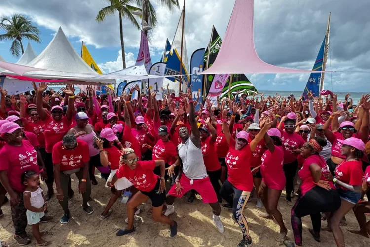 Octobre Rose en Guadeloupe : à Sainte-Anne, plus de 350 femmes prennent la mer pour lutter contre le cancer du sein