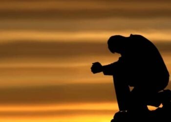 À l’aube, tout se dépose : pourquoi méditer ou prier au lever du soleil change profondément votre être