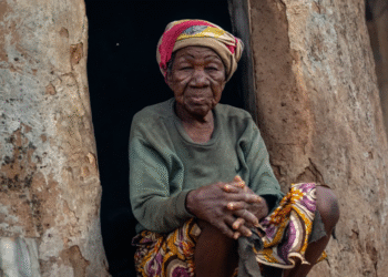 Ghana : Dans l’enfer silencieux des “camps de sorcières” – l’histoire des femmes accusées et exilées