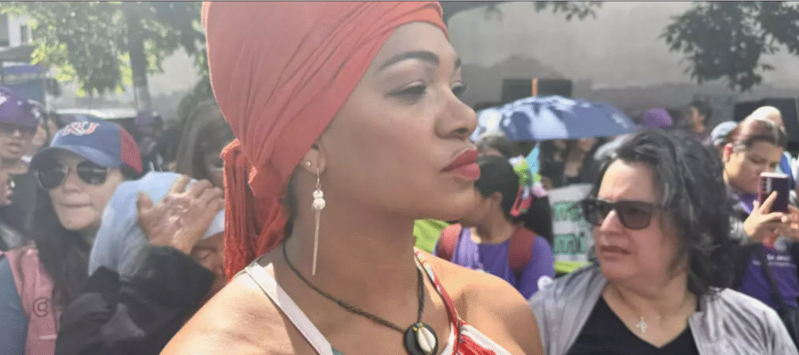 Ashanti Crisanto, artiste et candidate députée pour le Parti Innovation et Unité, manifeste le 25 novembre 2025 à Tegucigalpa contre les violences faites aux femmes. © Marie Griffon / RFI