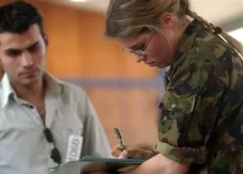 Femmes en Première Ligne : La Suisse se Prononce sur l&rsquo;Obligation Civique Universelle