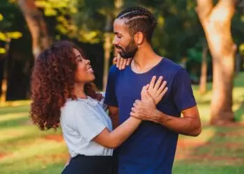 Poukisa nan anpil legliz yo konsidere li kòm peche lè yon fidèl renmen yon moun ki pa legliz ?