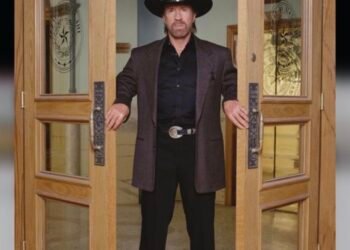 Chuck Norris s’éteint à 86 ans : disparition d’un mythe entre cinéma et culture populaire