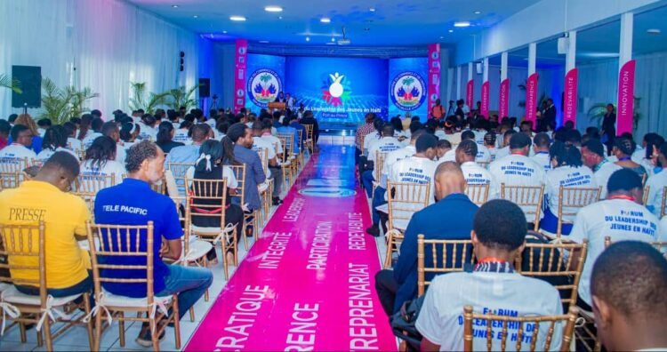 Le PNUD connecte les jeunes aux opportunités d’emploi lors d’une foire à Port-au-Prince