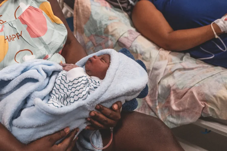Entre peur et exil : en République dominicaine, des femmes haïtiennes accouchent dans l’ombre