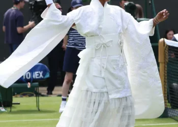 Sous le blanc sacré de Wimbledon, Naomi Osaka réinvente le kimono : l&rsquo;élégance comme manifeste culturel