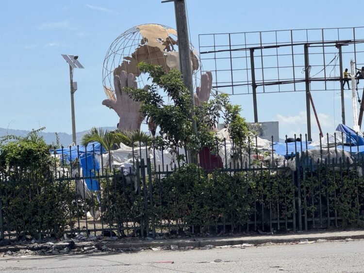 Place Trois Mains : la dégradation d’un symbole sous le regard des autorités