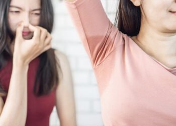 Odeurs sous les aisselles : trois solutions naturelles qui continuent de faire leurs preuves