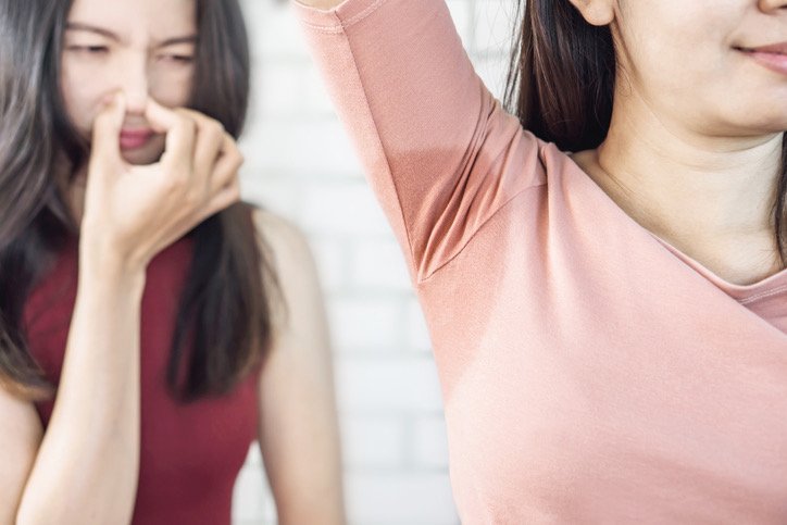 Odeurs sous les aisselles : trois solutions naturelles qui continuent de faire leurs preuves
