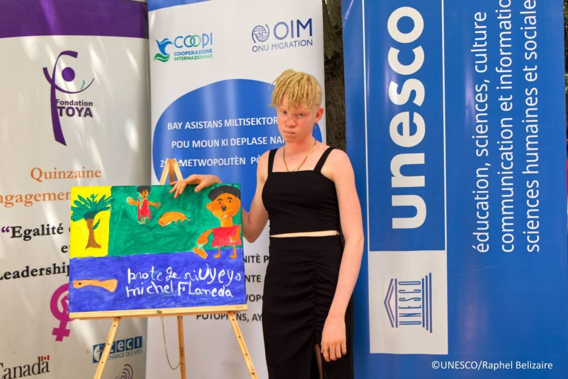 Port-au-Prince : des jeunes déplacés racontent leur réalité à travers la peinture