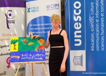 Port-au-Prince : des jeunes déplacés racontent leur réalité à travers la peinture